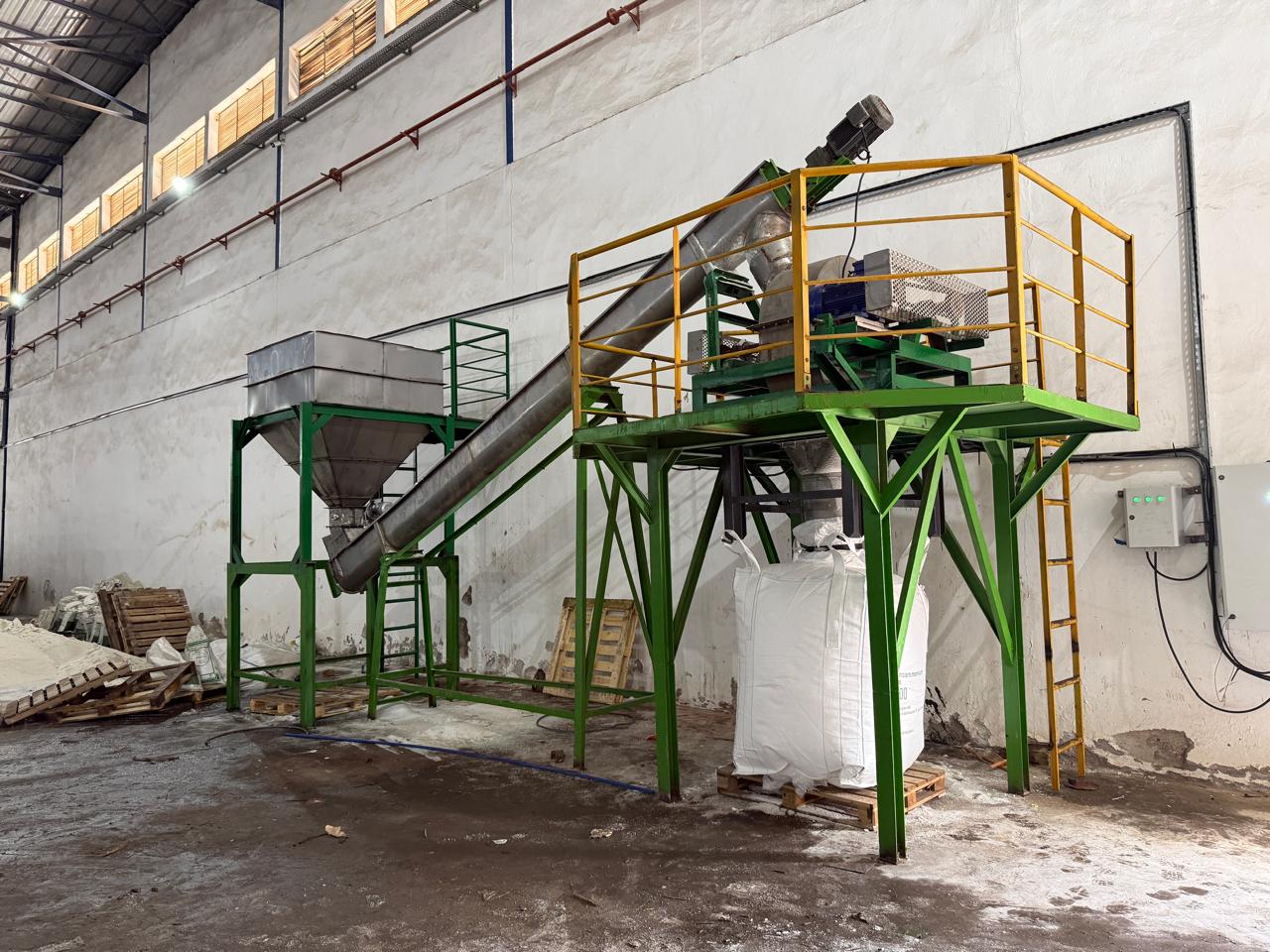 Rotor à barreaux et trémie d'alimentation du broyeur